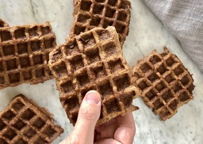 Plockar upp en köttfärsvåffla från bordet