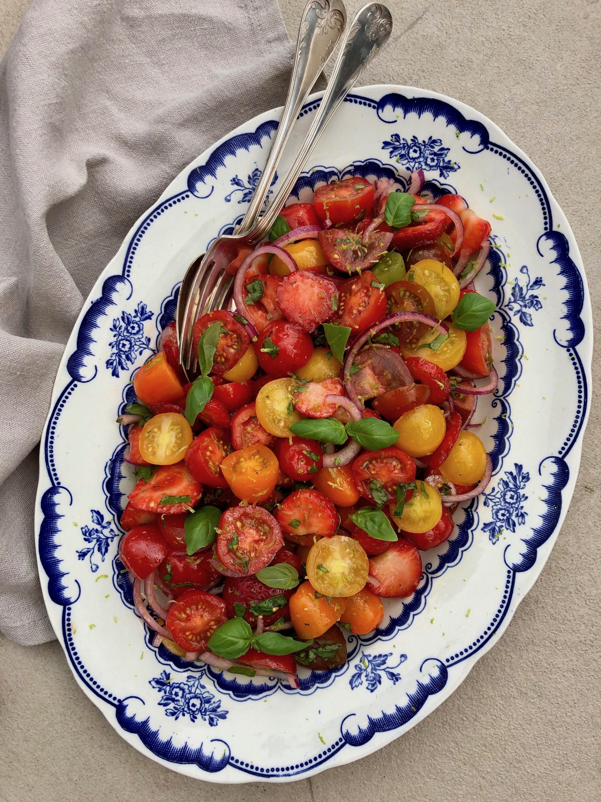 Somrig tomatsallad med jordgubbar och basilika