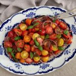 Tomatsallad med jordgubbar och basilika
