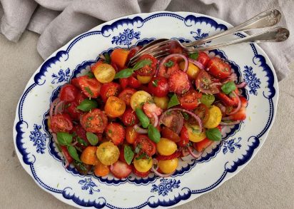 Tomatsallad med jordgubbar och basilika