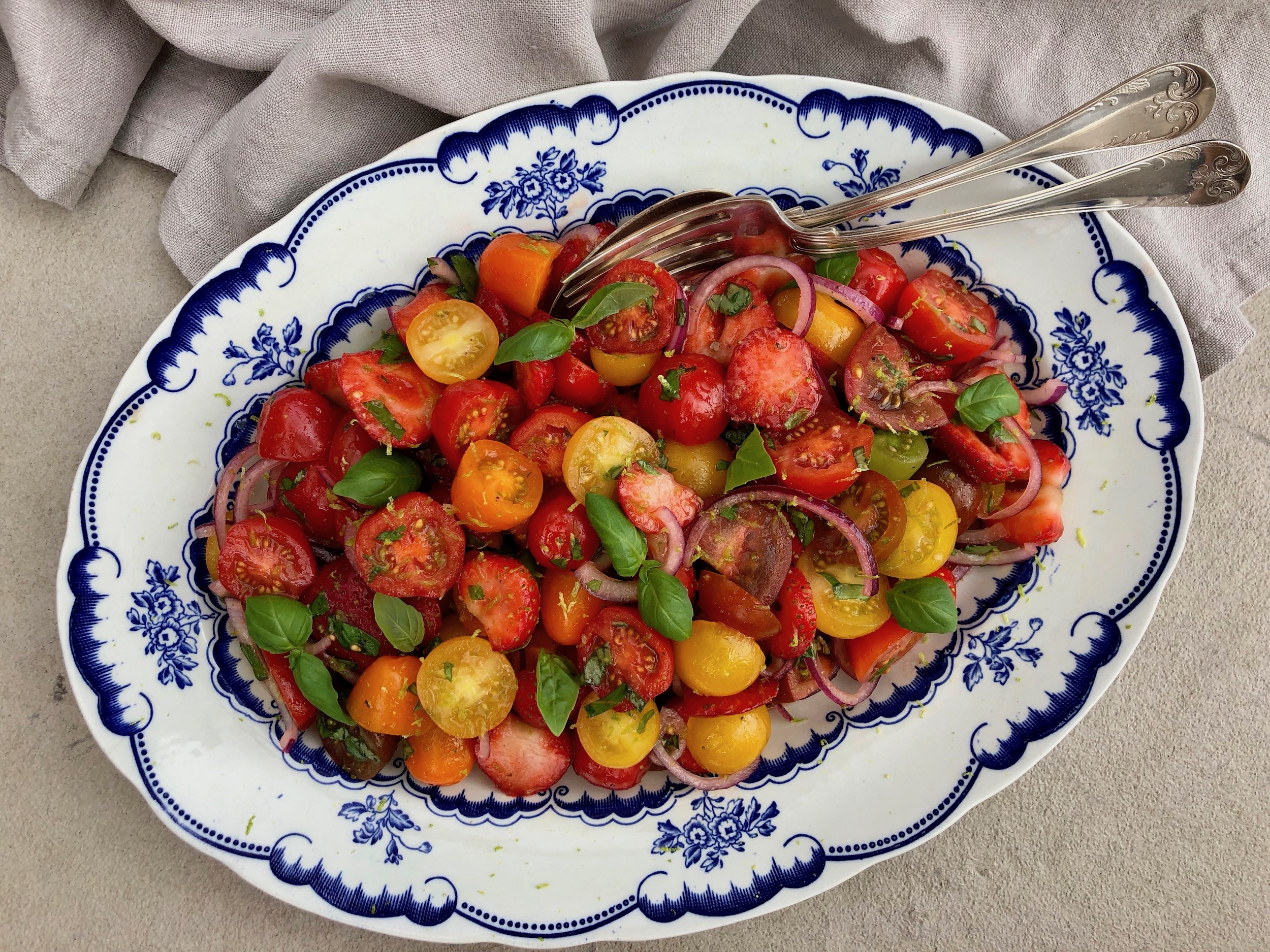 Tomatsallad med jordgubbar och basilika