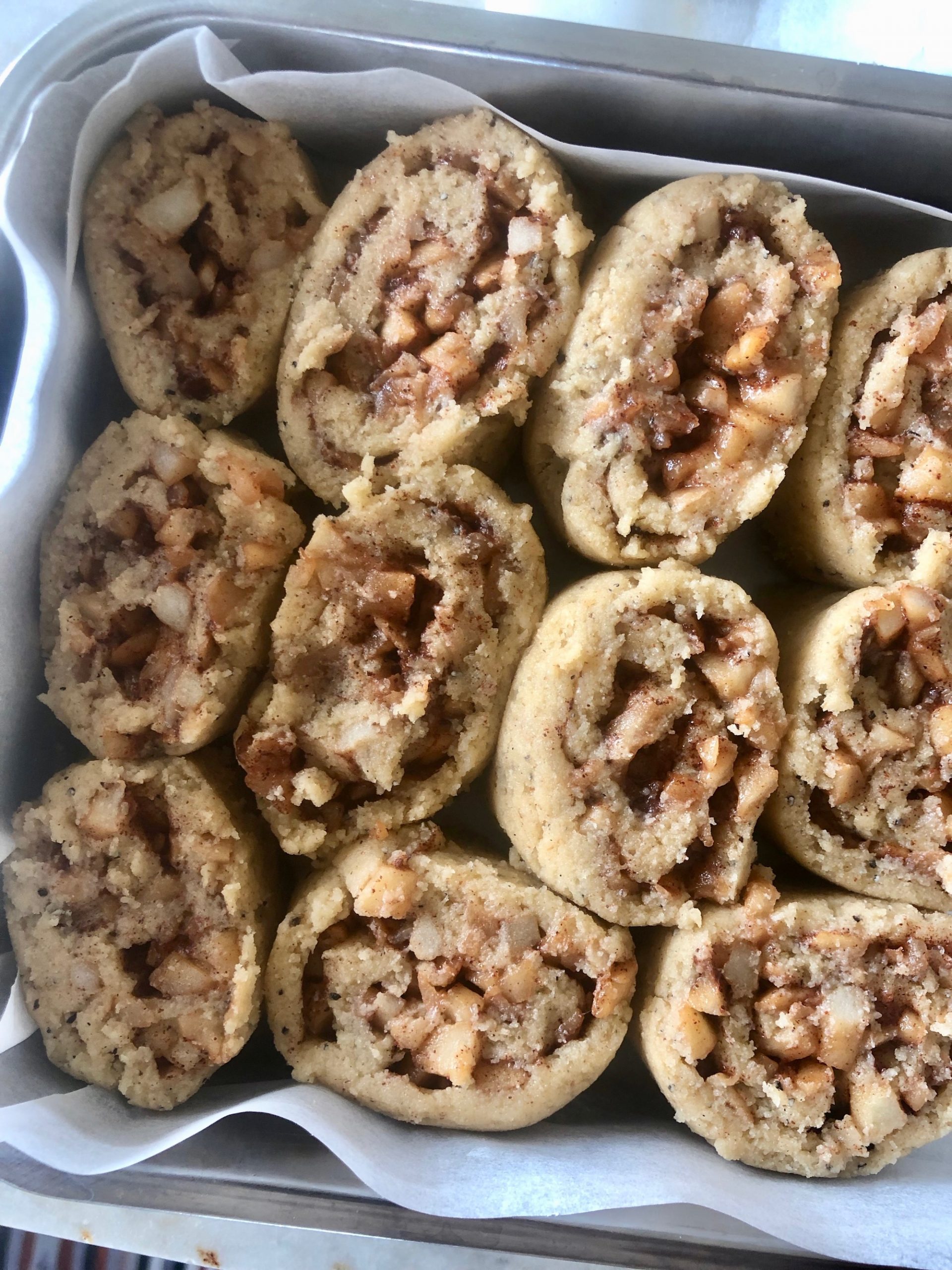 Glutenfri Kanelbullekaka med Äpple strax redo för ugnen