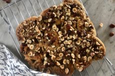Glutenfri Kanelbullekaka med äpple och hasselnötter