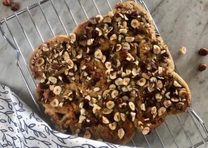 Glutenfri Kanelbullekaka med äpple och hasselnötter