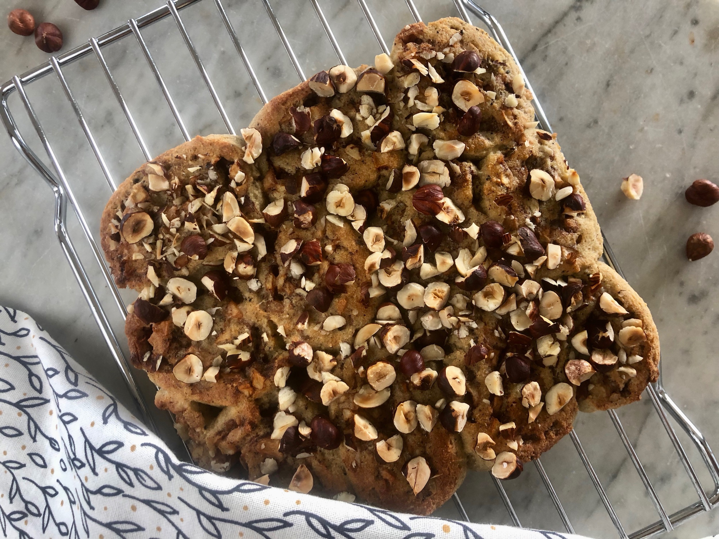 Glutenfri Kanelbullekaka med äpple och hasselnötter