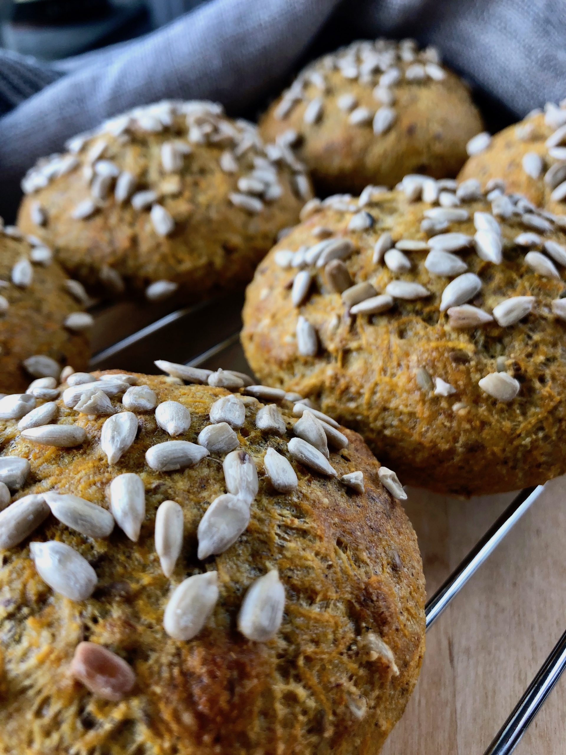 Nybakade glutenfria sötpotatisfrallor direkt från ugnen