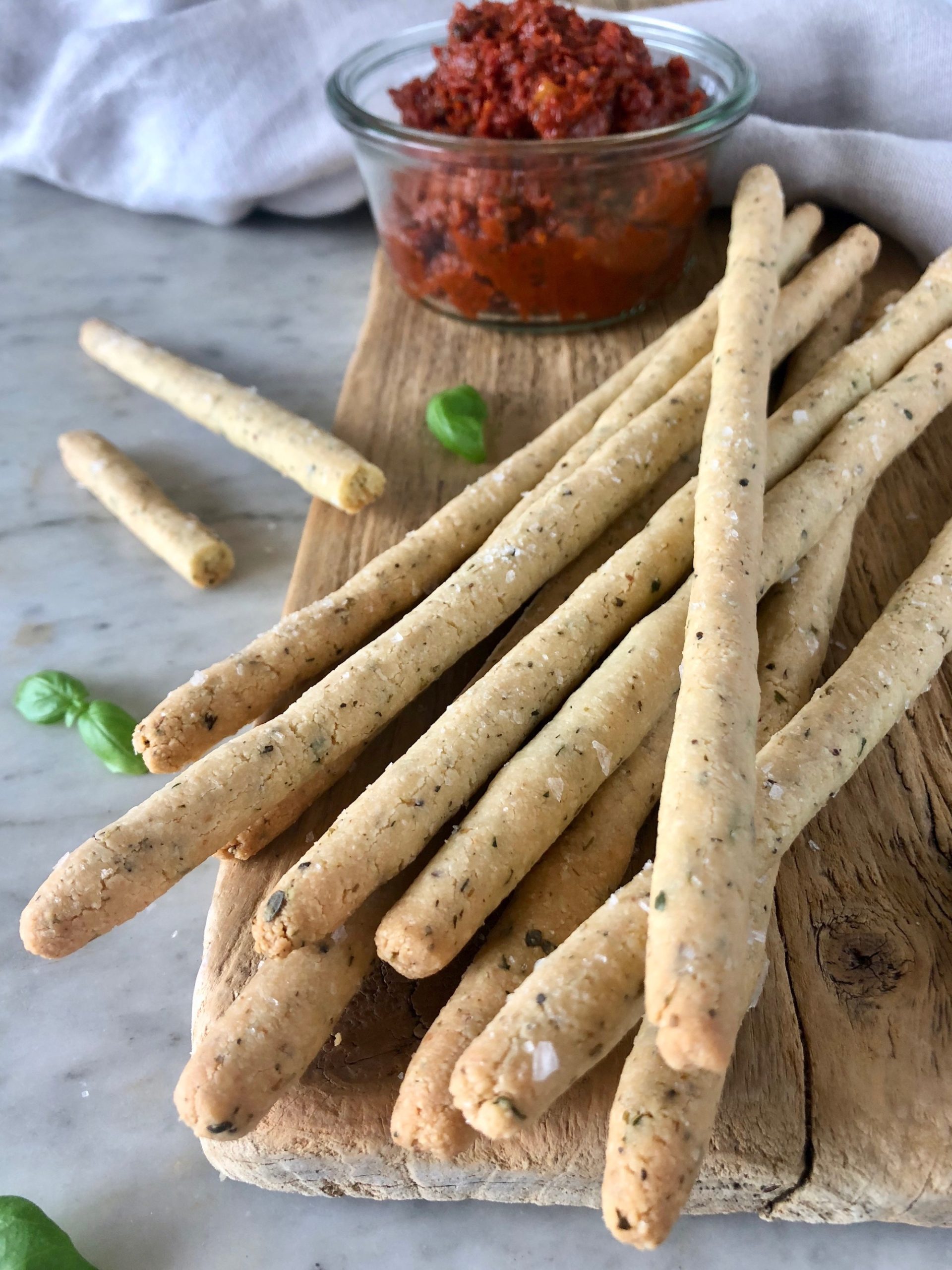 Glutenfria Brödpinnar - Grissini serverade tillsammans med en god tomatspread