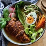 Värmande Paleo Ramen med kyckling och zucchininudlar