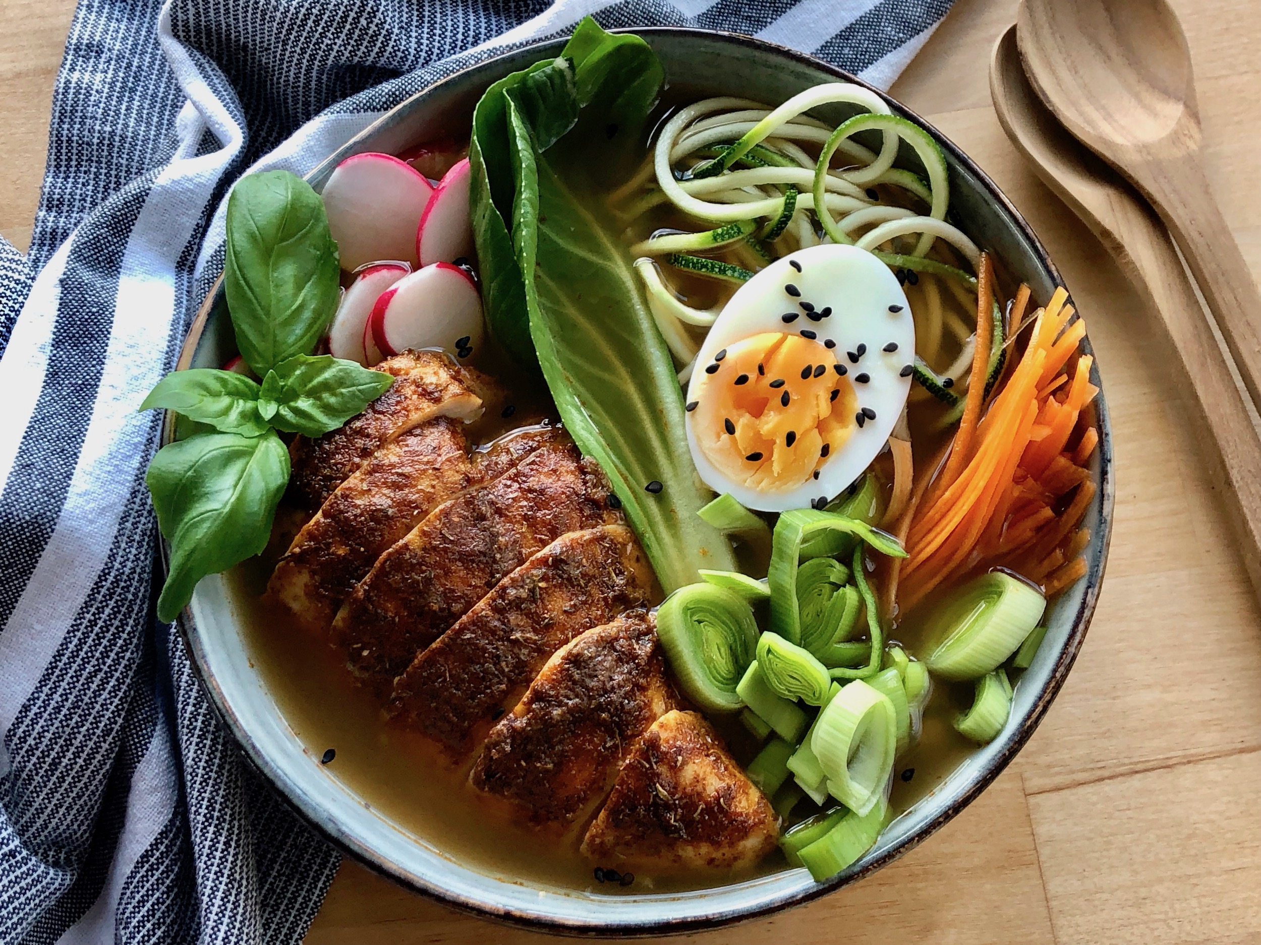 Värmande Paleo Ramen med kyckling och zucchininudlar