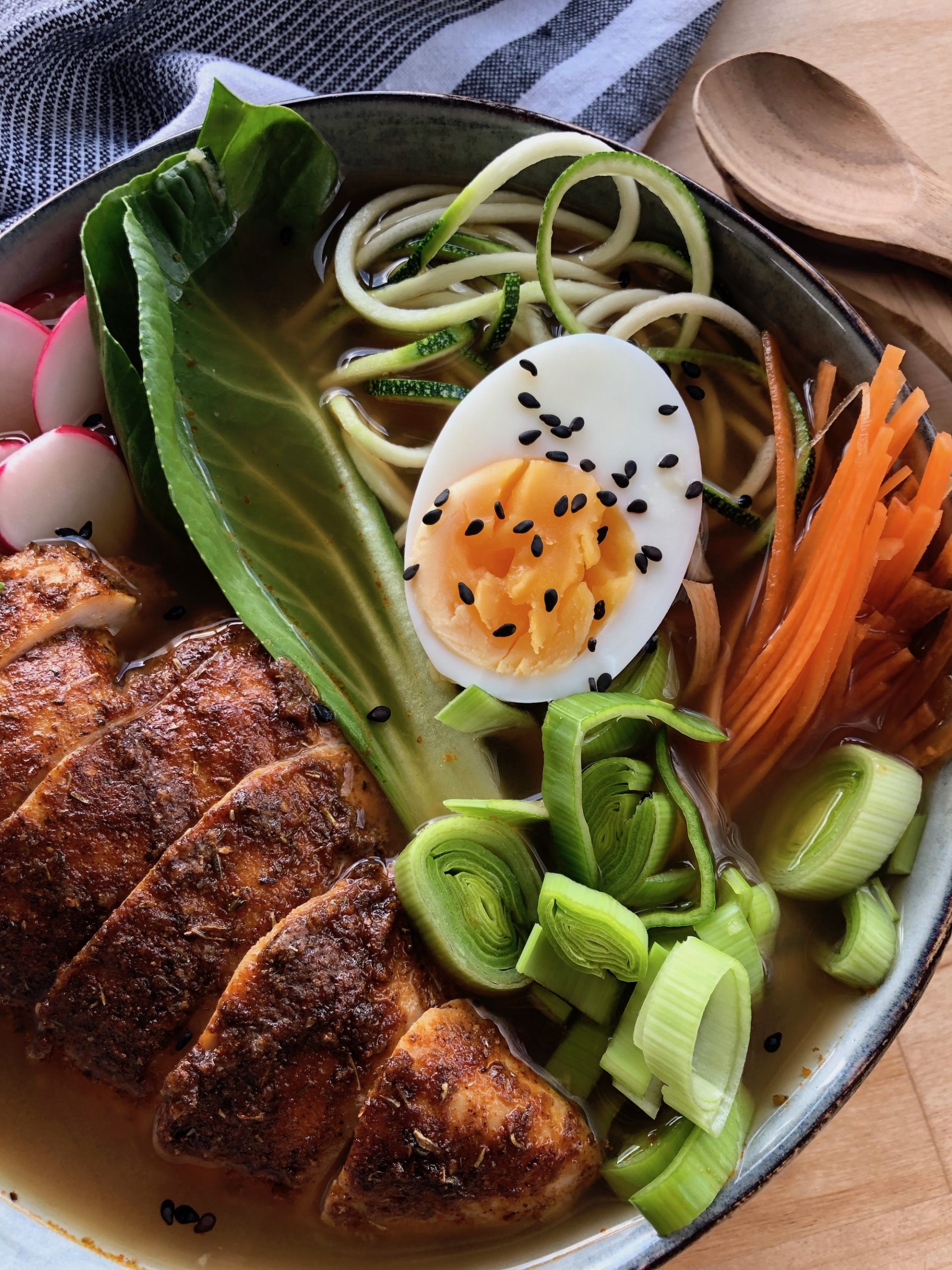 En skål värmande Paleo Ramen med kyckling redo att avnjutas