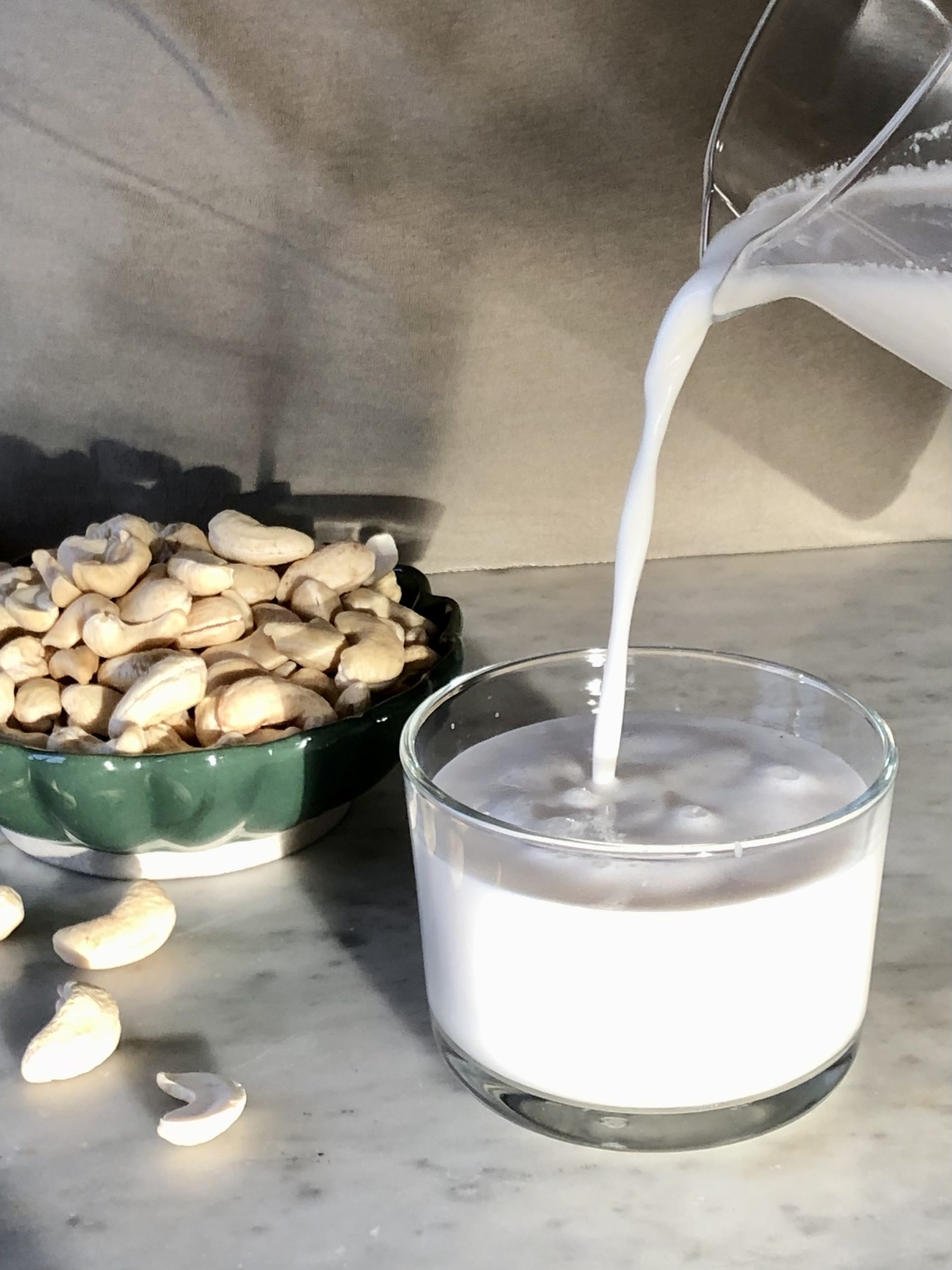 Att göra egen cashewmjölk är så enkelt!