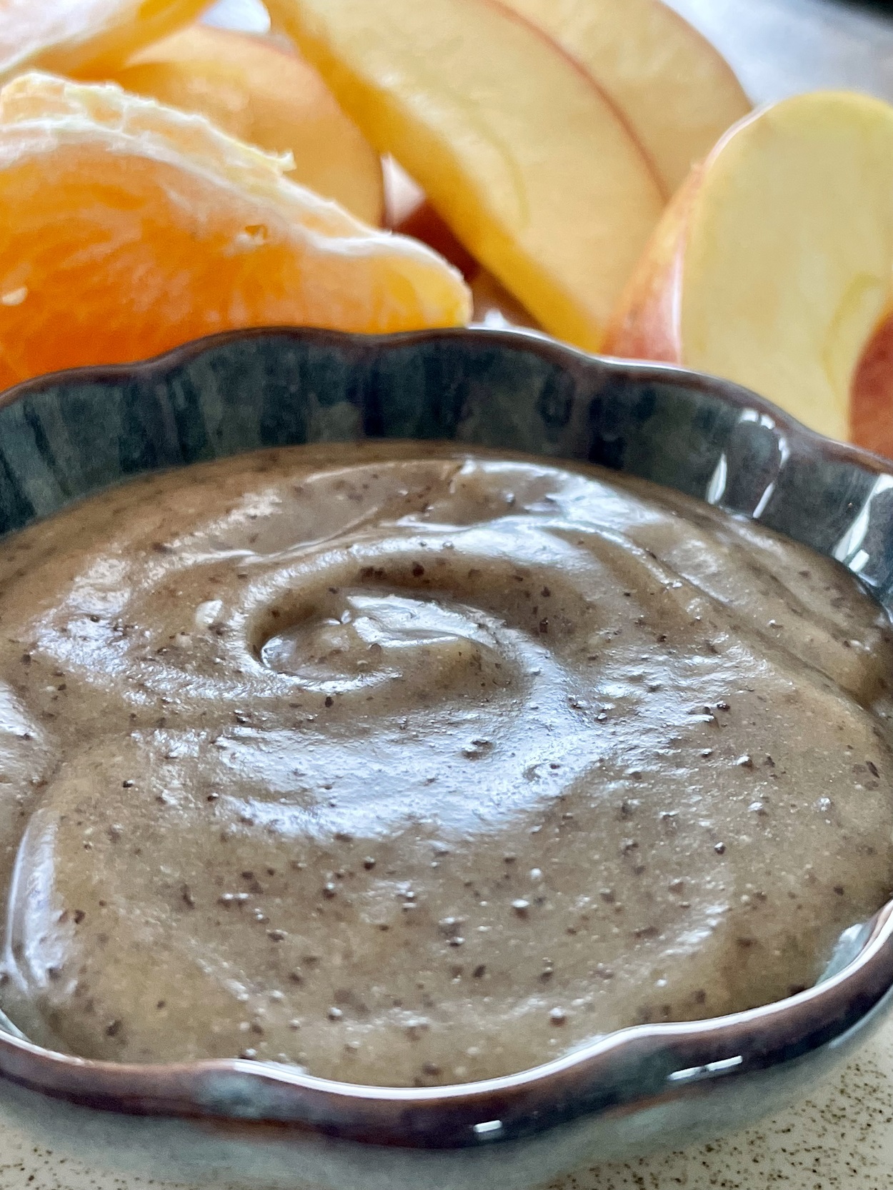 Närbild på en dadelkräm i en liten skål.